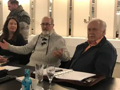 Ratlos: die beiden Vorstandvorsitzenden Uwe Hellmann und Wilhelm Eilers w&auml;hrend der au&szlig;erordentlichen Mitgliederversammlung des &bdquo;Schaufensters&ldquo;.