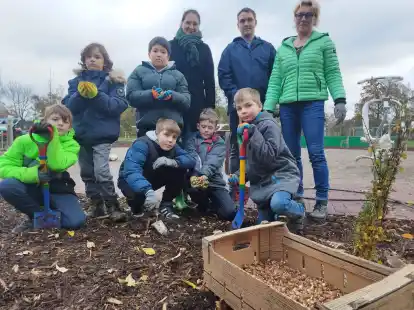 Pflanzten gemeinsam Krokusse: Sch&uuml;ler der Klasse 4a sowie (hinten von links) Andrea Selke, Max Kleineidam und Ulrike Hollmann.