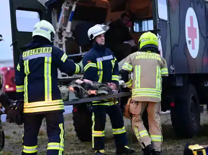 Zivile und milit&auml;rische Einsatzkr&auml;fte &uuml;bten Hand in Hand.