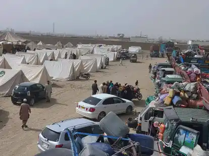 Afghanen warten in Chaman in einem Lager, das von den Beh&ouml;rden eingerichtet wurde, um illegal in Pakistan lebenden Menschen in ihr Heimatland abzuschieben.