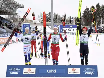 Katharina Hennig (r) freute sich in Lahti &uuml;ber ihren dritten Platz.