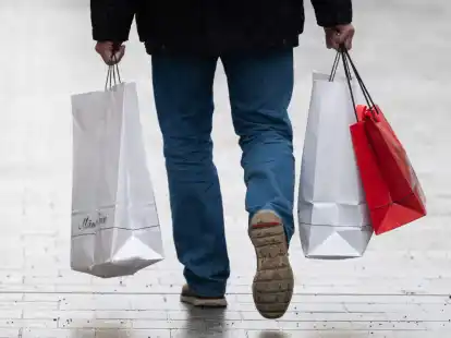 Er hat gut eingekauft, doch viele Menschen schr&auml;nken ihre Konsumausgaben ein.
