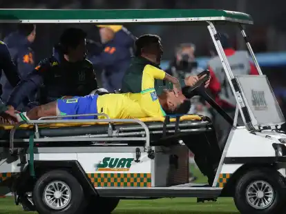 Brasiliens Neymar wird vom&nbsp;Spielfeld gefahren. Im WM-Qualifikationsspiel in Uruguay hat sich der Spieler das vordere Kreuzband sowie den Meniskus im linken Knie gerissen.