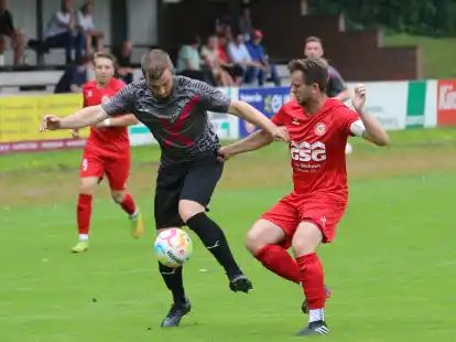 Umkämpftes Hinspiel: 3:3 trennten sich der VfL Wildeshausen (rechts: Marco Nakelski) und der FC Hude (am Ball: Marco Prießner) im August.