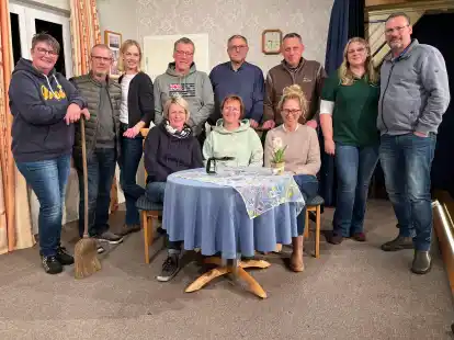 Sie stehen f&uuml;r die Speelkoppel D&uuml;ngstrup im Januar auf der B&uuml;hne: Das St&uuml;ck &bdquo;Pant&uuml;ffelhelden&ldquo; wird sechsmal in der Gastst&auml;tte &bdquo;Zum Bahnhof&ldquo; aufgef&uuml;hrt.