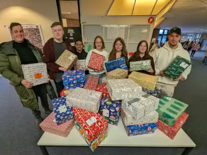 Geschenke f&uuml;r Kinder in Osteuropa (von links) Fabian Glevitzky freute sich &uuml;ber die Weihnachtsp&auml;ckchen, die ihm die Mitglieder der Sch&uuml;lervertretung des Gymnasiums Jonte Wiemers, Dzevat Bajrami, Leah Jantzen, Sanne Clapham, Maite Heinrichs und Hauke Heinrichs &uuml;berreichten.