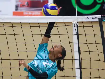 Sie hat nicht gerade Gardemaße mit ihrer Größe für den Volleyballsport: Aber Mira Dana Lang macht viel über ihre Sprungkraft wieder wett.