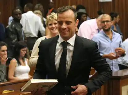 Oscar Pistorius (M) verl&auml;sst einen Gerichtssaal des Obersten Gerichtshofs (2015).