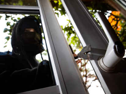 Unbekannte sind in ein Haus in Varel eingebrochen. Die Polizei sucht Zeugen.