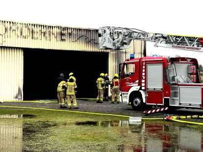 Die Norderneyer Feuerwehr ist mit insgesamt sieben Fahrzeugen ausger&uuml;ckt, um den Brand in einer Flugzeughalle am Flugplatz zu l&ouml;schen.