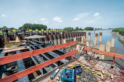 Die Baustelle der Friesenbr&uuml;cke an der Ems. &Uuml;ber die Verteilung der Nutzungszeiten, wenn sie mal fertig ist, gibt es bereits hei&szlig;e kontroverse Diskussionen.