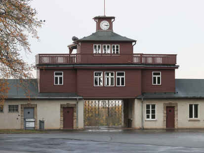 Das ehemalige Lagertor des Konzentrationslagers Buchenwald (Symbolbild): In dem Konzentrationslager bei Weimar &ndash; heute gibt es dort eine Gedenkst&auml;tte &ndash; war auch der Vater des Oldenburgers Adriano Pa&szlig;quali interniert.