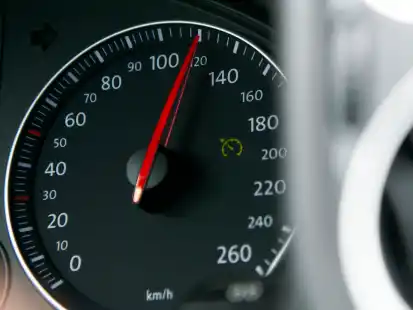 Der Monteur aus dem Ammerland war zu schnell auf der Bundesstra&szlig;e 72 unterwegs (Symbolbild).