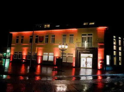 Das Rathaus in Apen, das in Orange erstrahlt: Eine solche Aktion ist in diesem Jahr zum &bdquo;Orange Day&ldquo;, dem Tag gegen Gewalt an Frauen, nicht geplant.