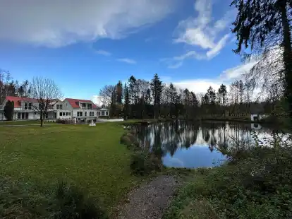 Idyllisch: Dr. Andreas Br&uuml;ning lie&szlig; die ehemalige Hotelpension &bdquo;Haus Waldblick&ldquo; in Rastede zur Pflegewohngemeinschaft &bdquo;Residenz am See&ldquo; umbauen.