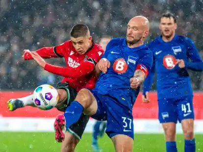Die Hertha um Toni Leistner (r) verspielte in Hannover einen Sieg.