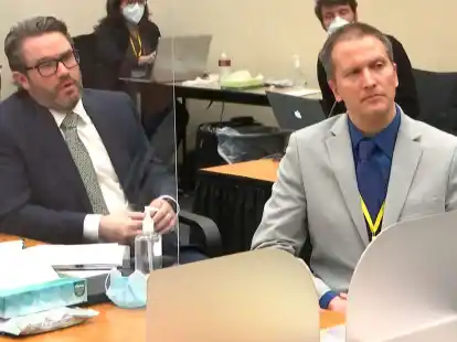 Derek Chauvin (r.) mit seinem Verteidiger Eric Nelson (l.) im April 2021 w&auml;hrend eines Gerichtstermins.