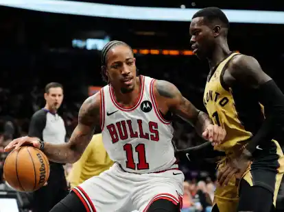 Dennis Schr&ouml;der (r) erzielte gegen die Bulls zwar 17 Punkte und gab f&uuml;nf Assists, aber schied mit den Toronto Raptors aus.