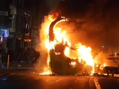 Ein Bus brennt im Stadtzentrum von Dublin, nachdem ein Mann bei einem Messerangriff auf  drei kleine Kinder und eine Frau verletzt hatte.