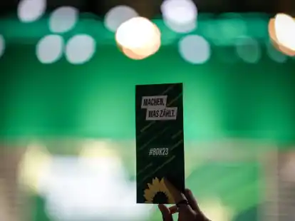 Delegiere stimmen beim Bundesparteitag von B&uuml;ndnis 90/Die Gr&uuml;nen f&uuml;r einen &Auml;nderungsantrag.