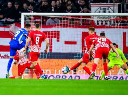 Mathias Honsak (l) markierte Darmstadts Tor in Freiburg.
