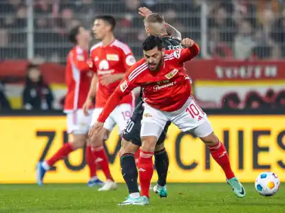 Kevin Volland (vorn) rettet Union Berlin einen Punkt gegen den FC Augsburg.