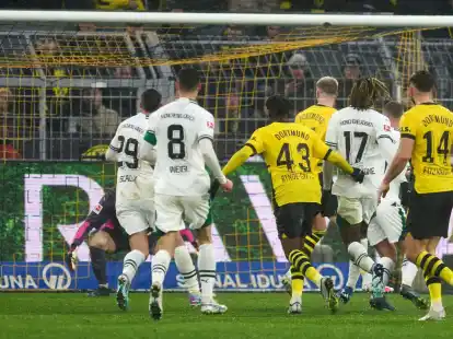 Jamie Bynoe-Gittens (3.r.) erzielte das dritte BVB-Tor im Borussia-Duell.