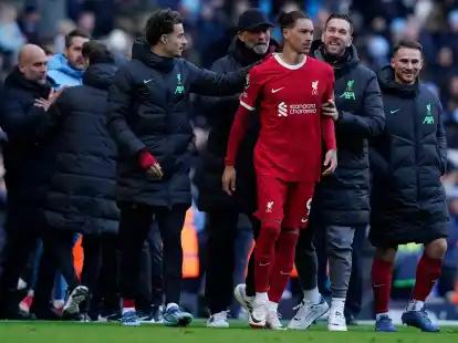 Liverpools Darwin Nunez (M) hatte nach dem Remis gegen Manchester einen kleinen Wortwechsel mit City-Coach Pep Guardiola (hinten).