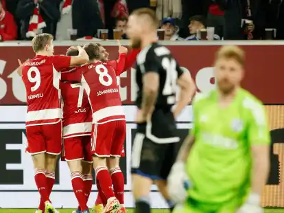 Fortuna D&uuml;sseldorf entschied das torreiche Westduell gegen den FC Schalke 04 f&uuml;r sich.