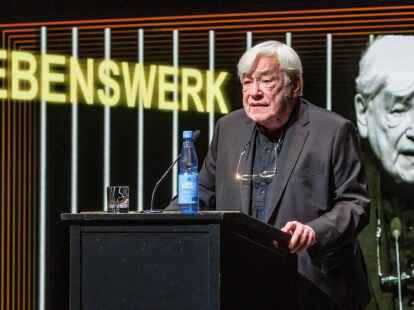 Der Dramaturg Klaus Zehelein h&auml;lt seine Dankesrede. Er wurde in Hamburg f&uuml;r sein Lebenswerk ausgezeichnet.