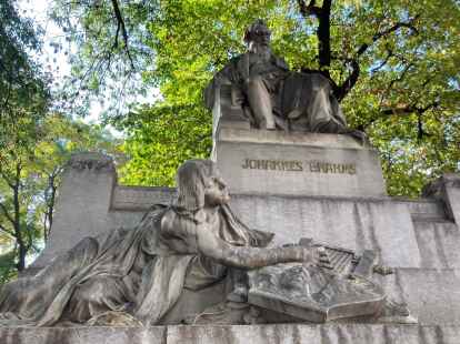 Ein Gro&szlig;er: Brahms-Denkmal vor der Karlskirche in Wien &ndash; der deutsche Komponist, der 1897 mit 63 Jahren in Wien starb, hinterlie&szlig; 400 Lieder, 121 Instrumentalwerke und vier Sinfonien.