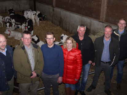 Mitglieder des Kreislandvolkvorstands Friesland besprachen mit der Landtagsabgeordneten Katharina Jensen die Auswirkungen der geplanten Klimaschutz-&Auml;nderungen f&uuml;r die Landwirtschaft der Region: (von links) Wilko Irps, Lars Kaper, Gerke Albers, Katharina Jensen, J&ouml;rg Even, Jan Janssen und Hilmar Beenken.