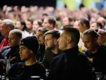 Die BVB-Spieler bei der Mitgliederversammlung in Dortmund.