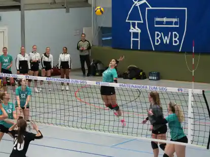 Es hat einen Moment gedauert, bis das Frauenteam von Trainer Nils Ciach in die erste Partie gekommen ist: Doch dann spulten die Emder Volleys – auf dem Bild setzt Samira Bousri zum Schmetterball an –  das ab, was sie können.