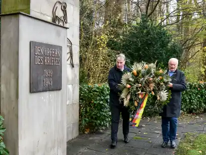 Gemeinsam mit B&uuml;rgermeister Gerd-Christian Wagner (links)  legte das Mitglied der ehemaligen Marinekameradschaft an der Gedenkst&auml;tte einen Kranz nieder.