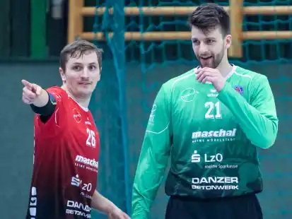 Weiter gut lachen haben angesichts der Erfolgsserie die Handballer der HSG Varel um Niklas Bachmann (links) und den bärenstarken Schlussmann Hendrik Legler.
