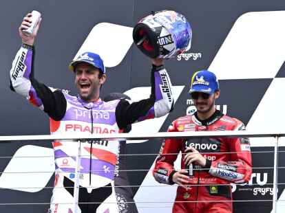 MotoGP-Pilot Johann Zarco (l) feiert seinen Sieg in Australien.