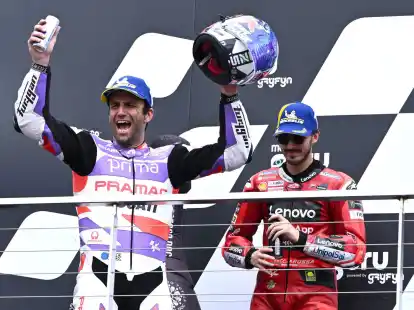 MotoGP-Pilot Johann Zarco (l) feiert seinen Sieg in Australien.