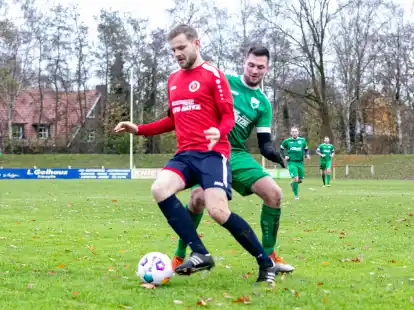 Der SV Bösel (rote Trikots) besiegte am Sonntag den SV Höltinghausen II mit 2:0.