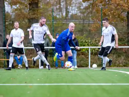 Der SV Str&uuml;cklingen trennte sich vom BV Essen (blaue Trikots) mit 2:2