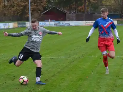 Duell auf Augenhöhe: Der FC Hude (rechts Kian Hinte) und VfL Wildeshausen (am Ball Alexander Dreher) spielten 1:1.