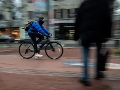 Sowohl Radfahrer als auch Fu&szlig;g&auml;nger sollten stets auf ihre Umgebung achten, um Unf&auml;llen vorzubeugen.