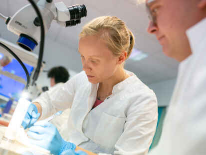 Studierende der Uni-Medizin Oldenburg (UMO): Die Mehrheit der Absolventen bleibt laut Umfrage dem Nordwesten verbunden.