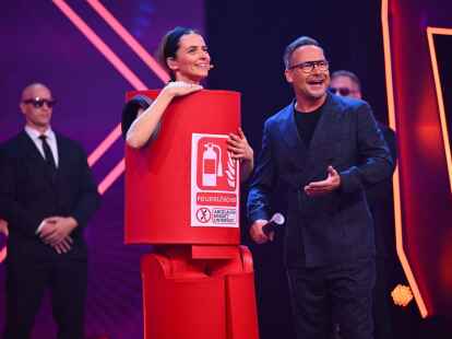 Model Eva Padberg ls &bdquo;Der Feuerl&ouml;scher&ldquo; in der Prosieben-Show &bdquo;The Masked Singer&ldquo; neben Moderator Matthias Opdenh&ouml;vel.