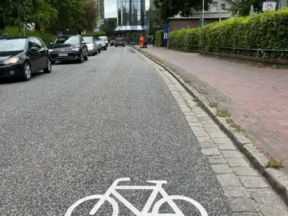Jever soll fahrradfreundlicher werden. In der Innenstadt wurden bereits einige Fahrrad-Piktogramme auf der Stra&szlig;e angebracht. Sie sollen verdeutlichen: Erwachsene Radfahrer d&uuml;rfen grunds&auml;tzlich auf der Stra&szlig;e fahren.
