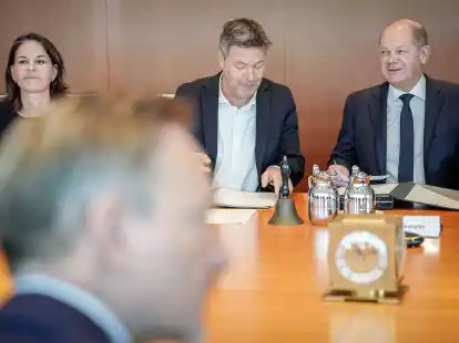 Kanzler Olaf Scholz (r.), Wirtschaftsminister Robert Habeck (M.) und  Bundesfinanzminister Christian Lindner (vorne) w&auml;hrend der Sitzung des Bundeskabinetts im Bundeskanzleramt.