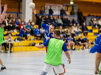 Feierten in Elsfleth den achten Sieg im achten Saisonspiel: die Handballer des VfL Rastede (in blau).