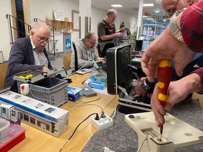 Blick auf die lange Werkbank: Werkzeug, Messger&auml;te und Ersatzmaterial so weit das Auge reicht.