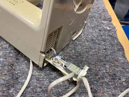 Die Sicherung der alten K&uuml;chenmaschine wird als Erstes samt Stromkabel &uuml;berpr&uuml;ft.