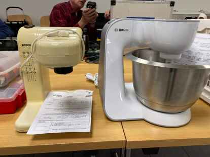 Zufallsbegegnung: Auch neue Technik muss bereits im Repair-Caf&eacute; wiederbelebt werden.